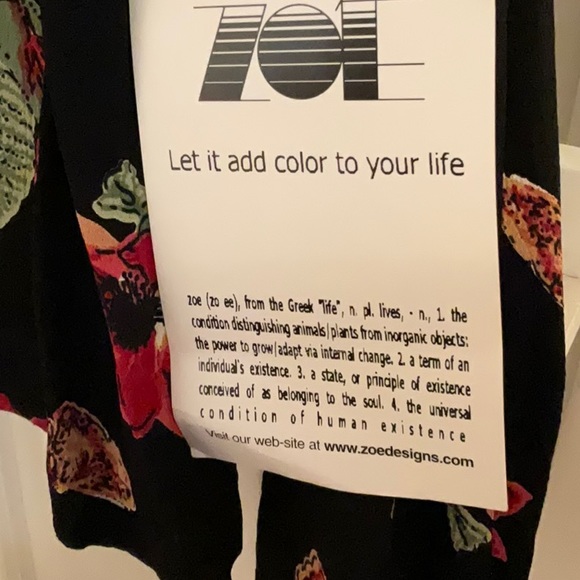 NWT.    Zoe California  size L.    Black flowered blouse - Picture 2 of 5
